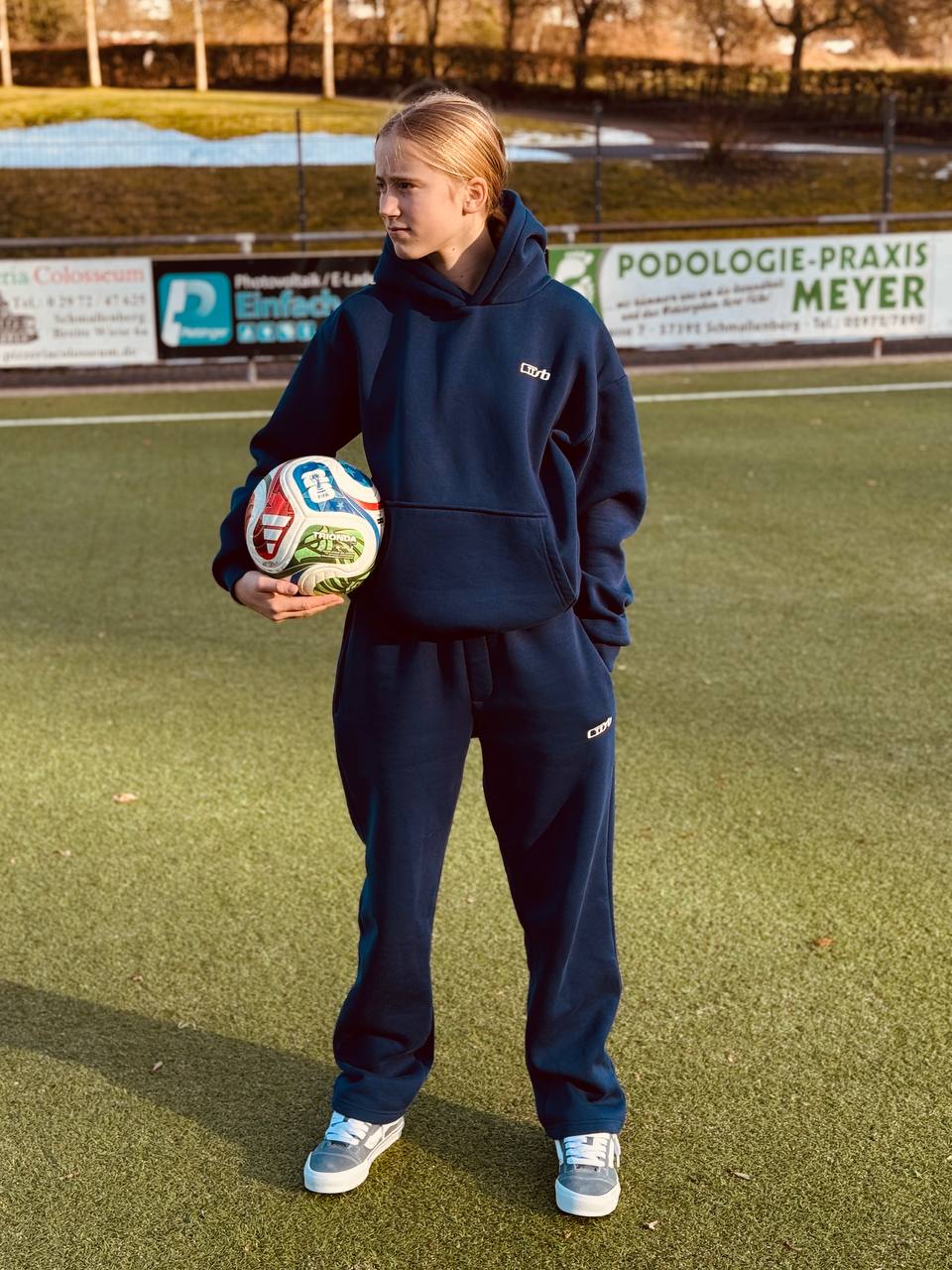Zoe Wiese mit Ball auf dem Platz